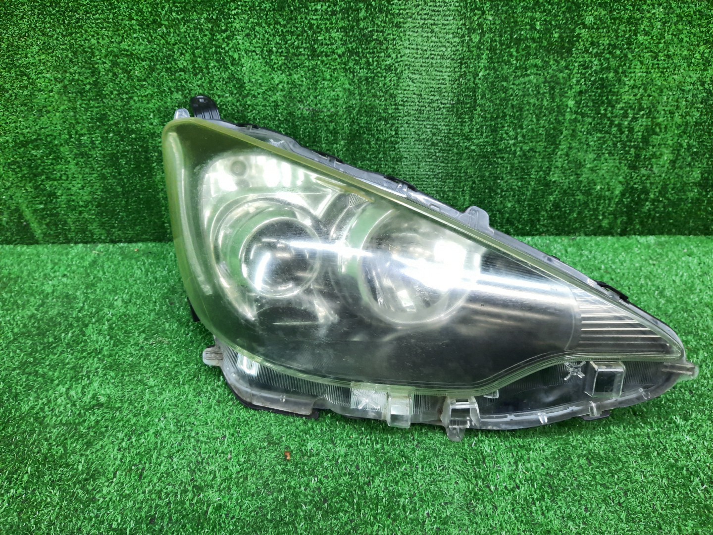 Фара правая передняя TOYOTA AQUA NHP10 1 ракурс