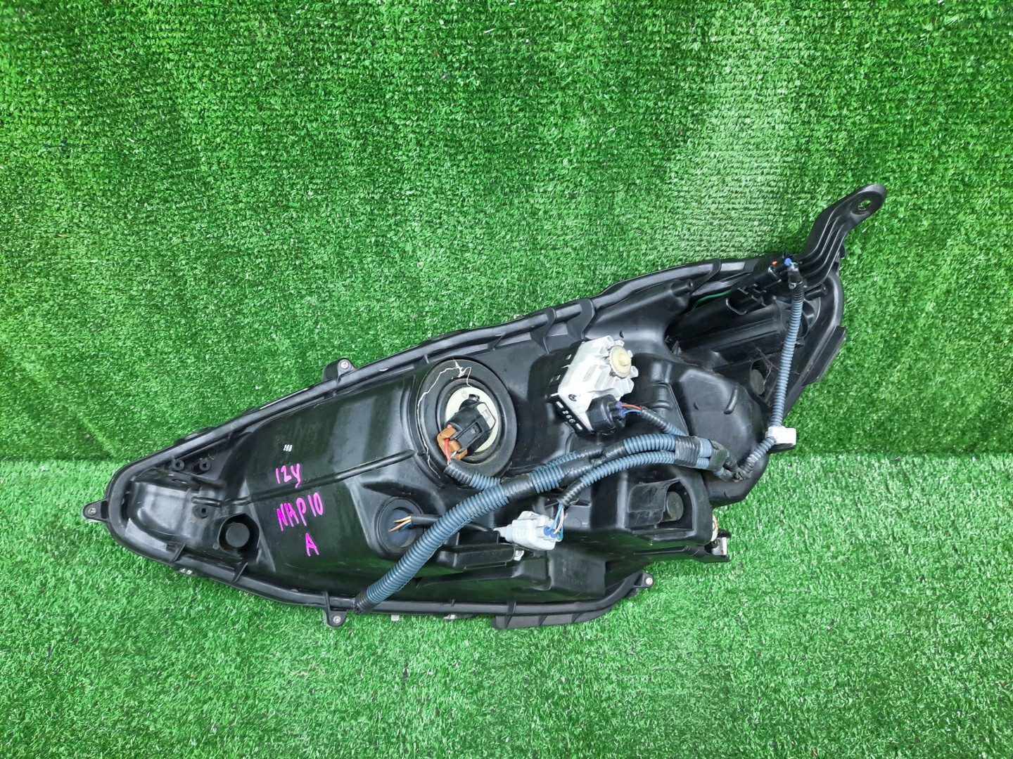 Фара правая передняя TOYOTA AQUA NHP10 3 ракурс