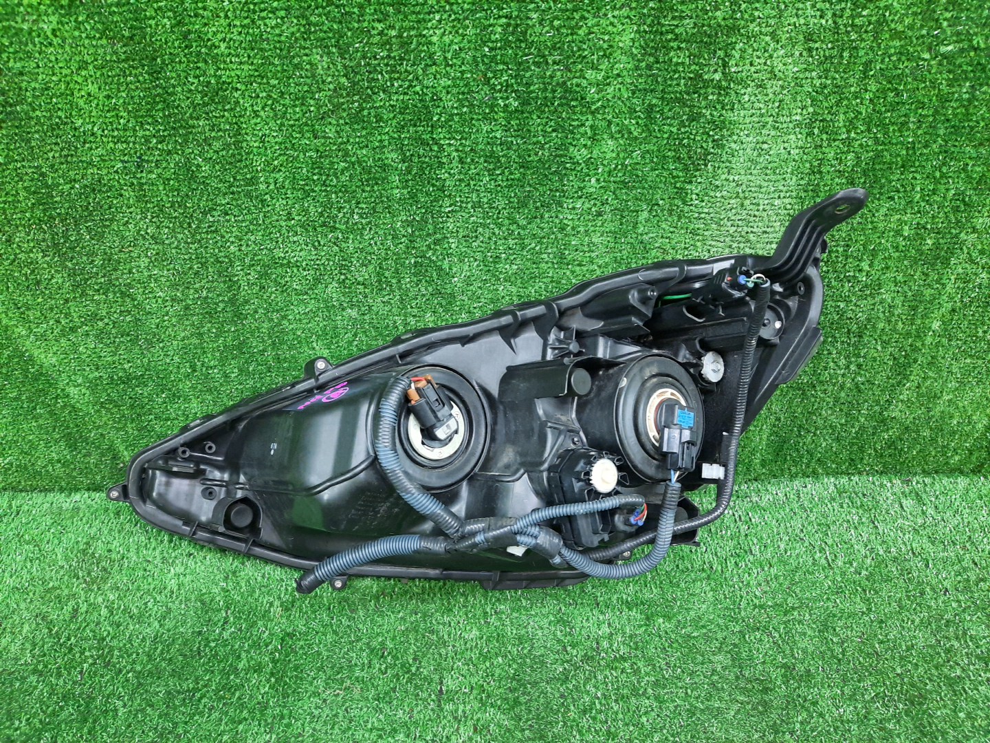 Фара правая передняя TOYOTA AQUA NHP10 3 ракурс