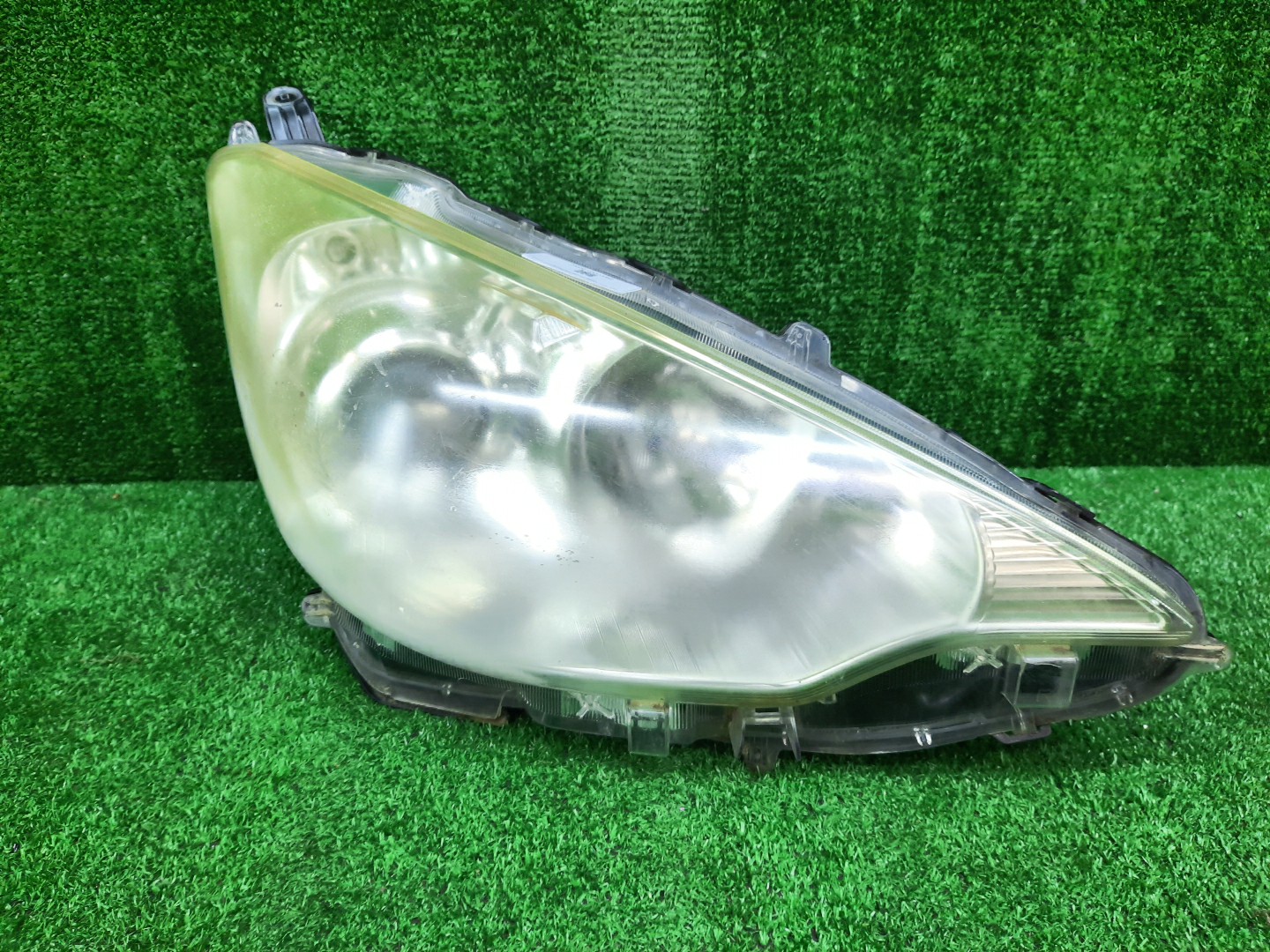Фара правая передняя TOYOTA AQUA NHP10 1 ракурс