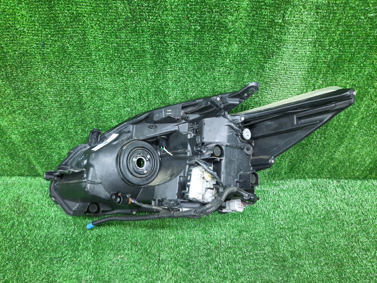 Фара правая передняя TOYOTA PRIUS ZVW30 2 ракурс Фара правая передняя TOYOTA PRIUS ZVW30 2 ракурс