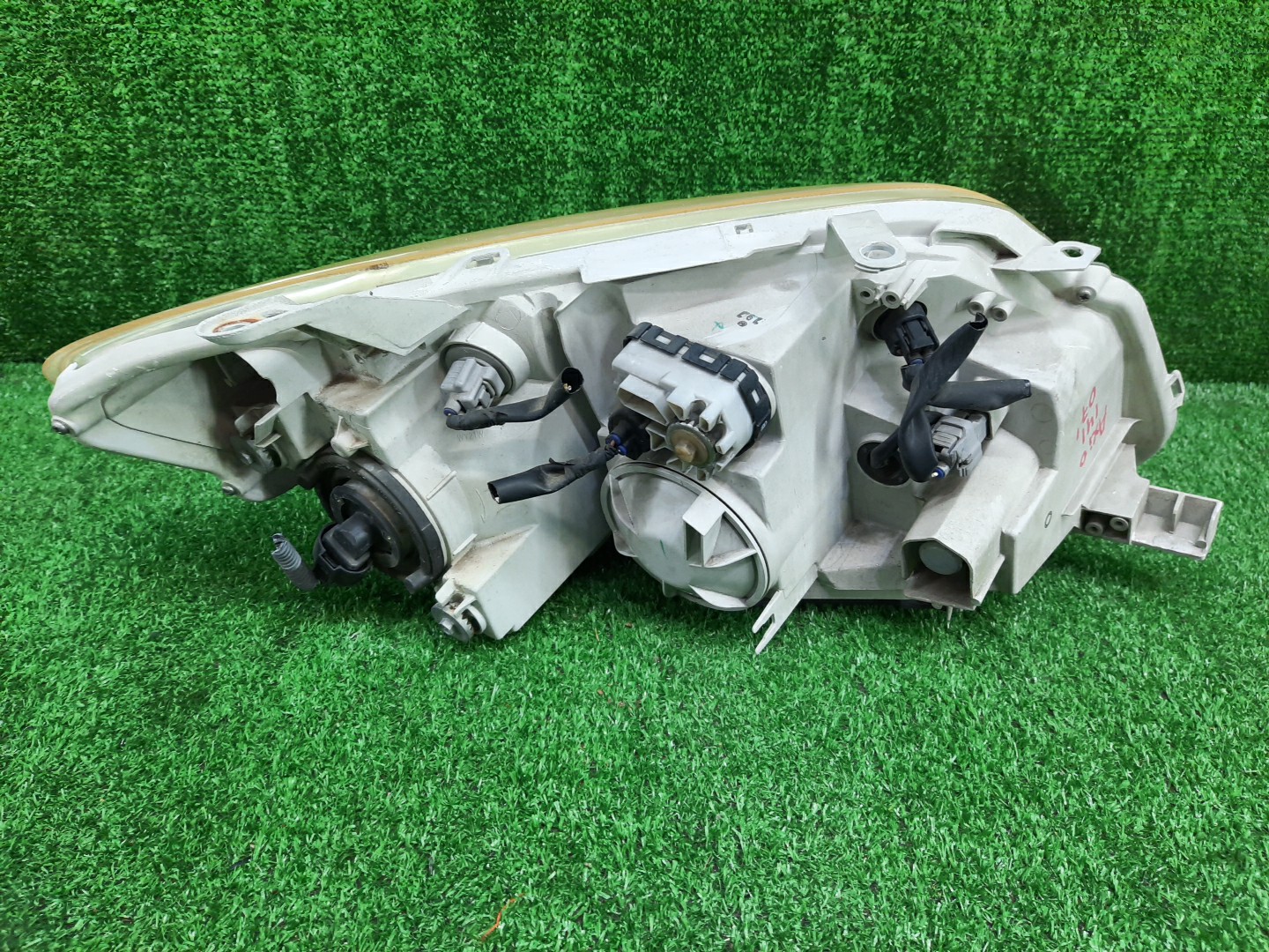 Фара левая передняя TOYOTA AXIO, COROLLA FIELDER, COROLLA  AXIO, FIELDER NZE141, NZE144, ZRE142, ZRE144, ZRE144G, ZRE142G, NZE144G, NZE141G 2 ракурс