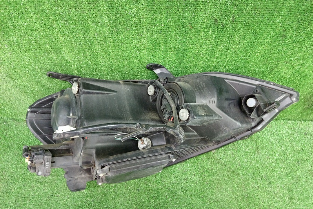Фара левая передняя TOYOTA IPSUM ACM21W, ACM26W 3 ракурс Фара левая передняя TOYOTA IPSUM ACM21W, ACM26W 3 ракурс