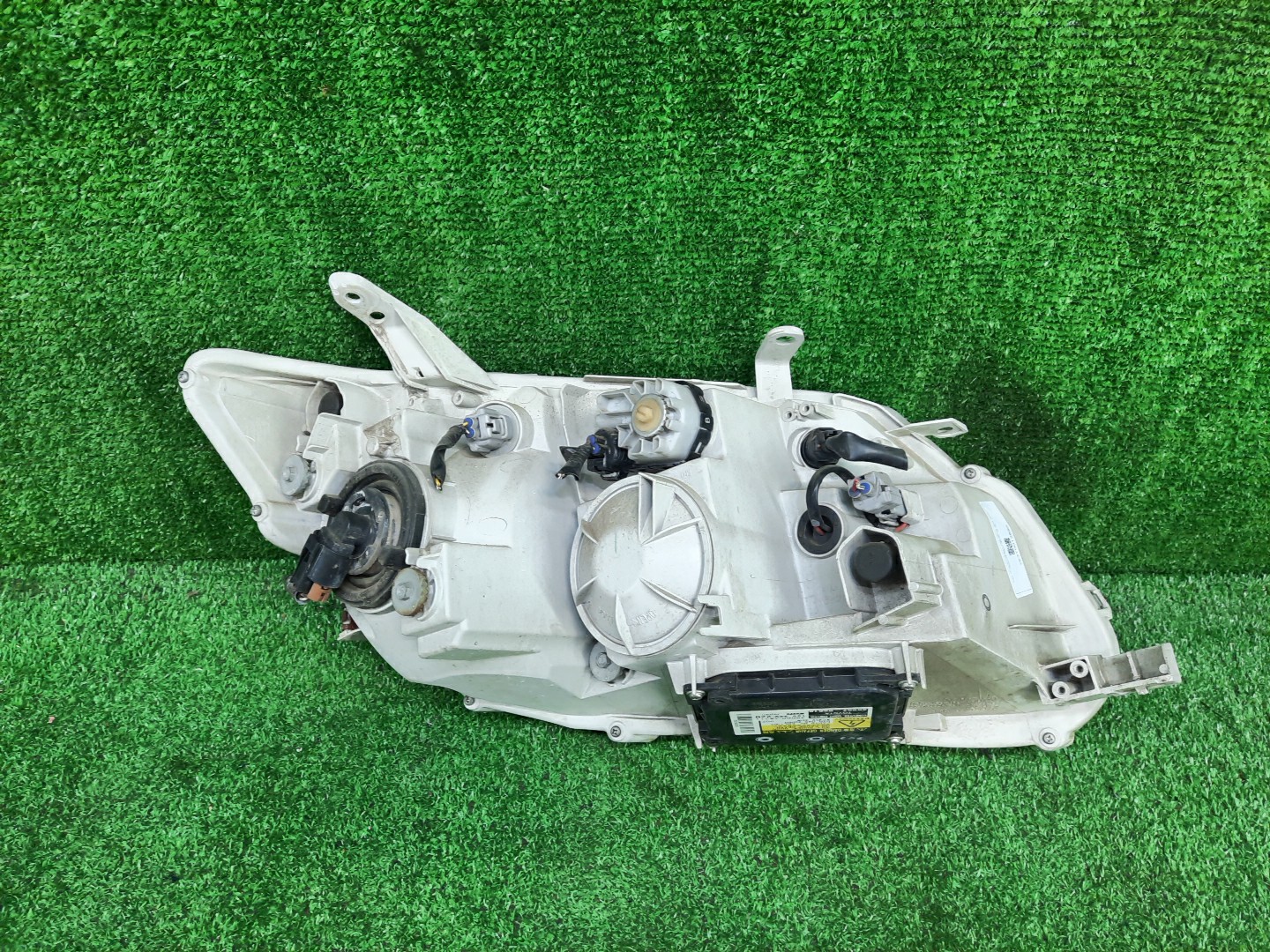 Фара левая передняя TOYOTA AXIO, COROLLA FIELDER, COROLLA  AXIO, FIELDER NZE141, NZE144, ZRE142, ZRE144, ZRE144G, ZRE142G, NZE144G, NZE141G 3 ракурс