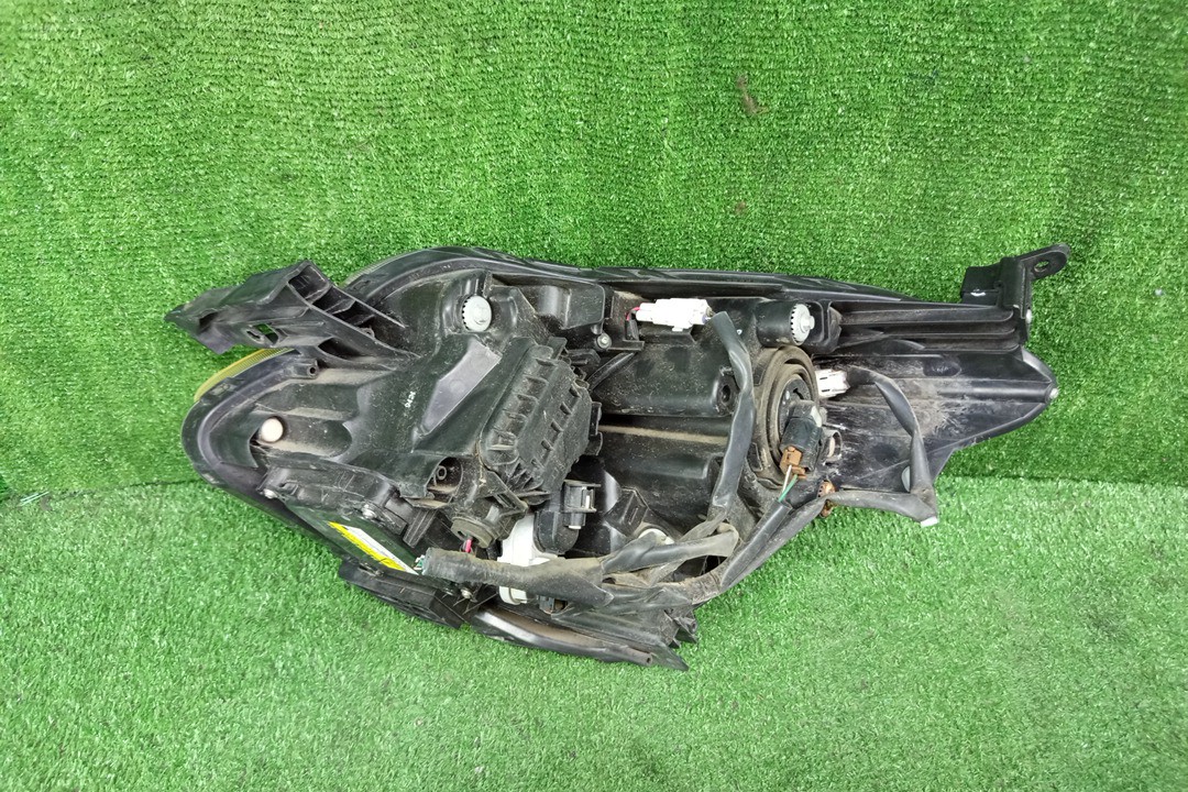 Фара правая передняя TOYOTA RACTIS NCP100, NCP105, SCP100 2 ракурс