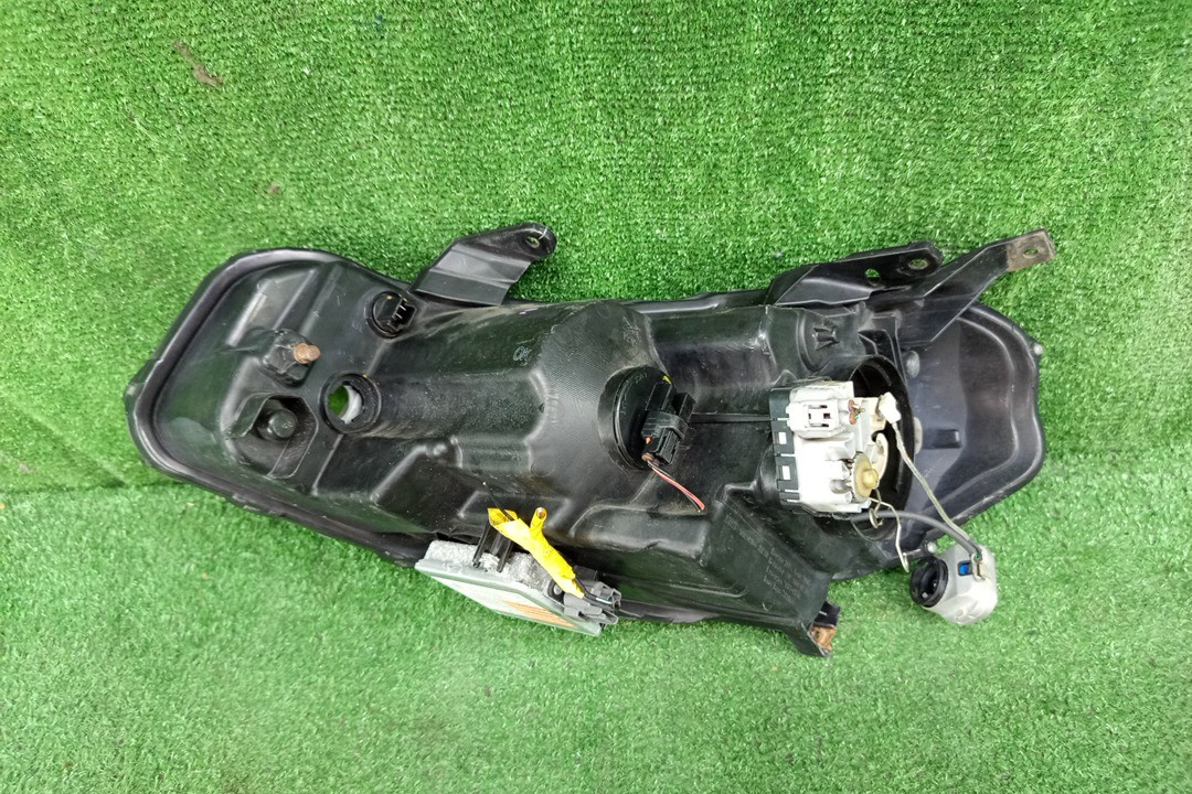 Фара правая передняя SUZUKI SX4 YA11S 3 ракурс Фара правая передняя SUZUKI SX4 YA11S 3 ракурс