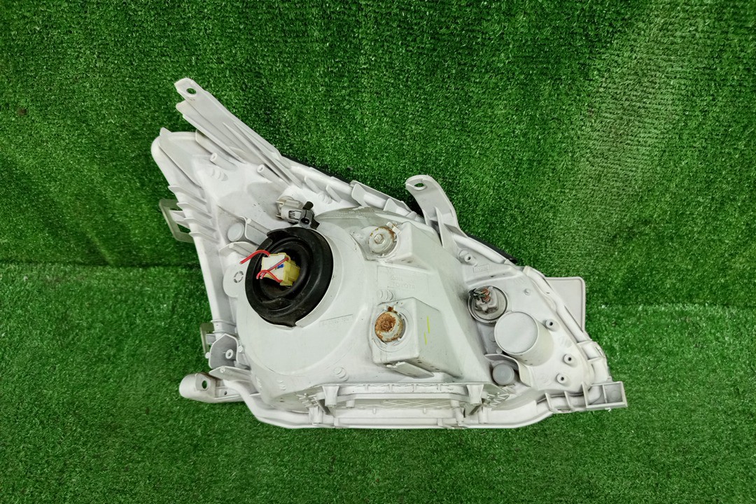 Фара левая передняя TOYOTA PREMIO ZZT240, NZT240, AZT240, ZZT245 3 ракурс Фара левая передняя TOYOTA PREMIO ZZT240, NZT240, AZT240, ZZT245 3 ракурс