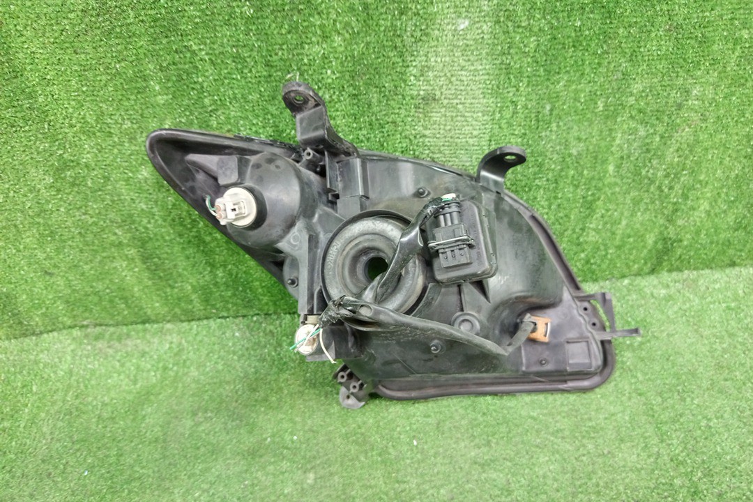 Фара левая передняя TOYOTA IST NCP60, NCP65, NCP61 3 ракурс Фара левая передняя TOYOTA IST NCP60, NCP65, NCP61 3 ракурс