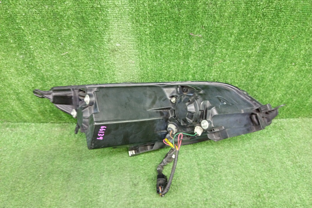 Фара левая передняя MITSUBISHI COLT PLUS, COLT Z27W, Z22W, Z25W, Z23W, Z24W, Z27WG, Z24A, Z23A, Z21A, Z25A, Z26A, Z27A, Z28A, Z22A 4 ракурс