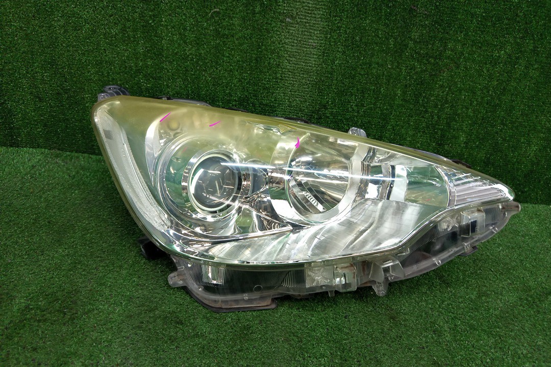 Фара правая передняя TOYOTA AQUA NHP10 1 ракурс