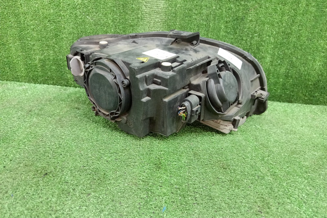 Фара левая передняя AUDI A4 8E, 8HE, 8H7, 8E5, 8EC, B6 4 ракурс
