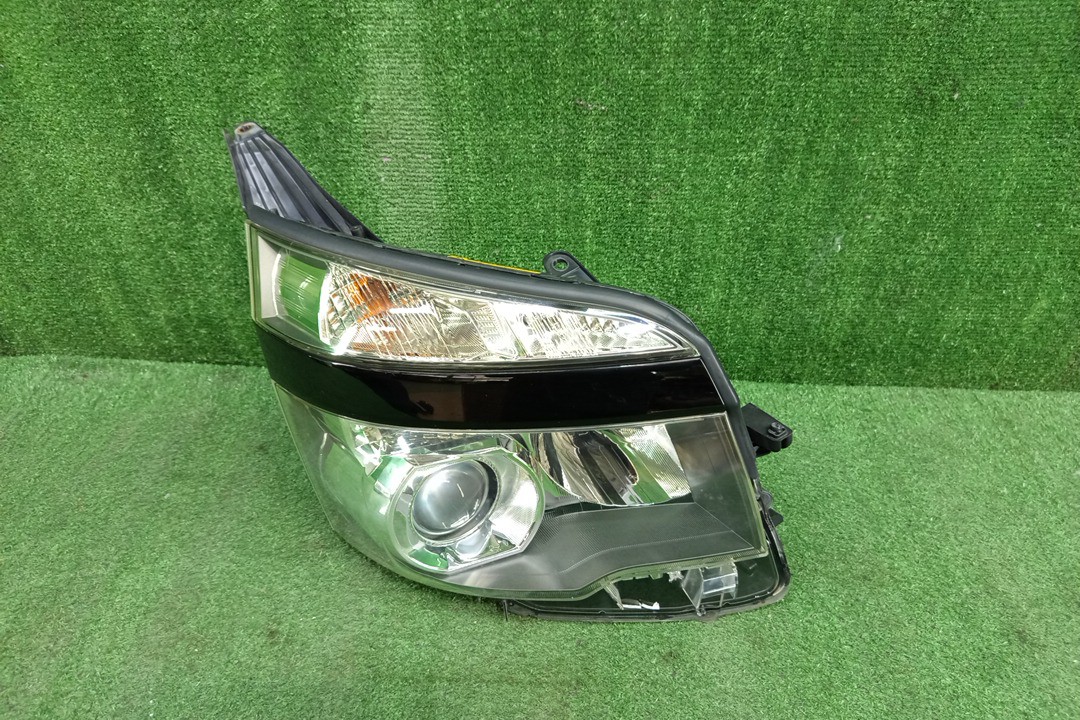 Фара правая передняя TOYOTA VOXY ZRR75W, ZRR70W, ZRR75G, ZRR70G 1 ракурс