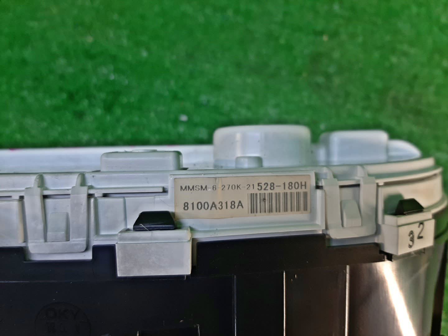 Щиток приборов MITSUBISHI GALANT FORTIS CY4A 8100A318A 3 ракурс