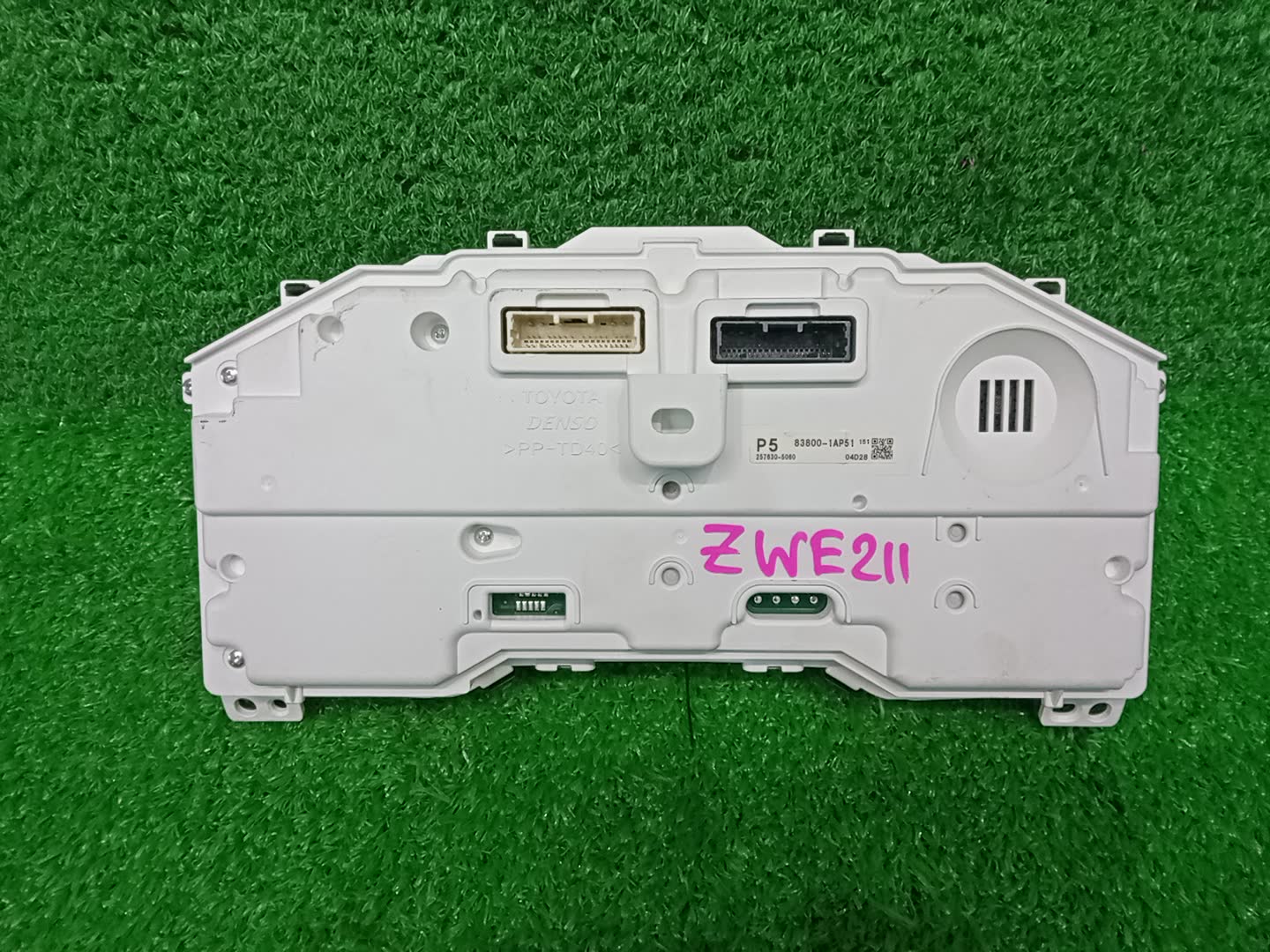Спидометр TOYOTA COROLLA ZWE211 2ZR-FXE 83800-1AP51 2 ракурс