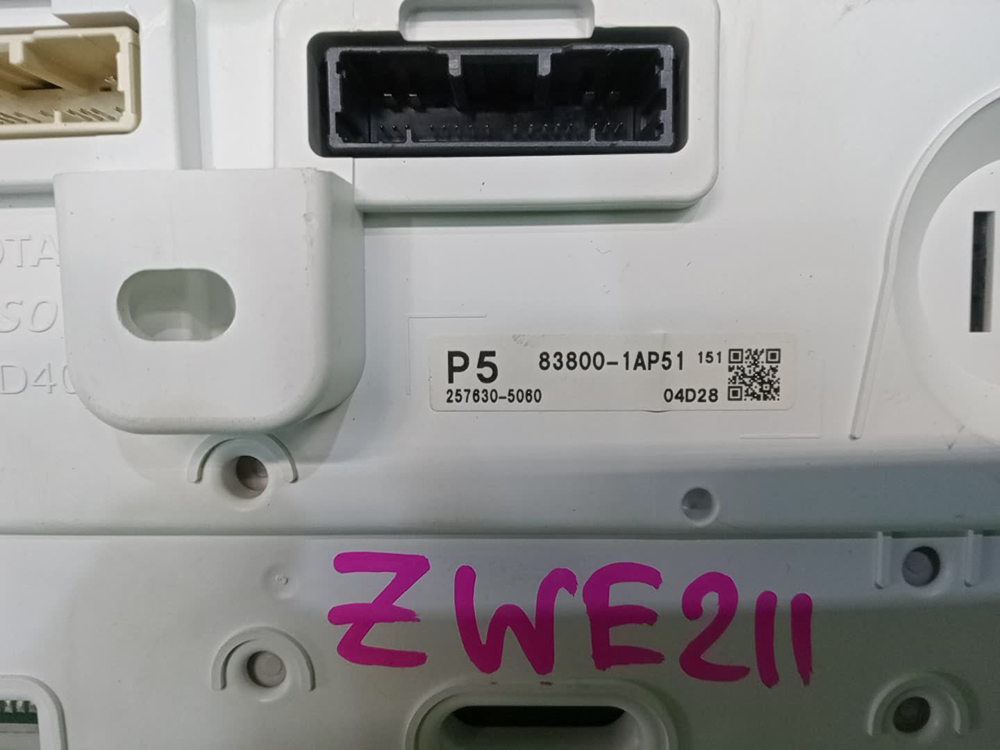 Спидометр TOYOTA COROLLA ZWE211 2ZR-FXE 83800-1AP51 3 ракурс