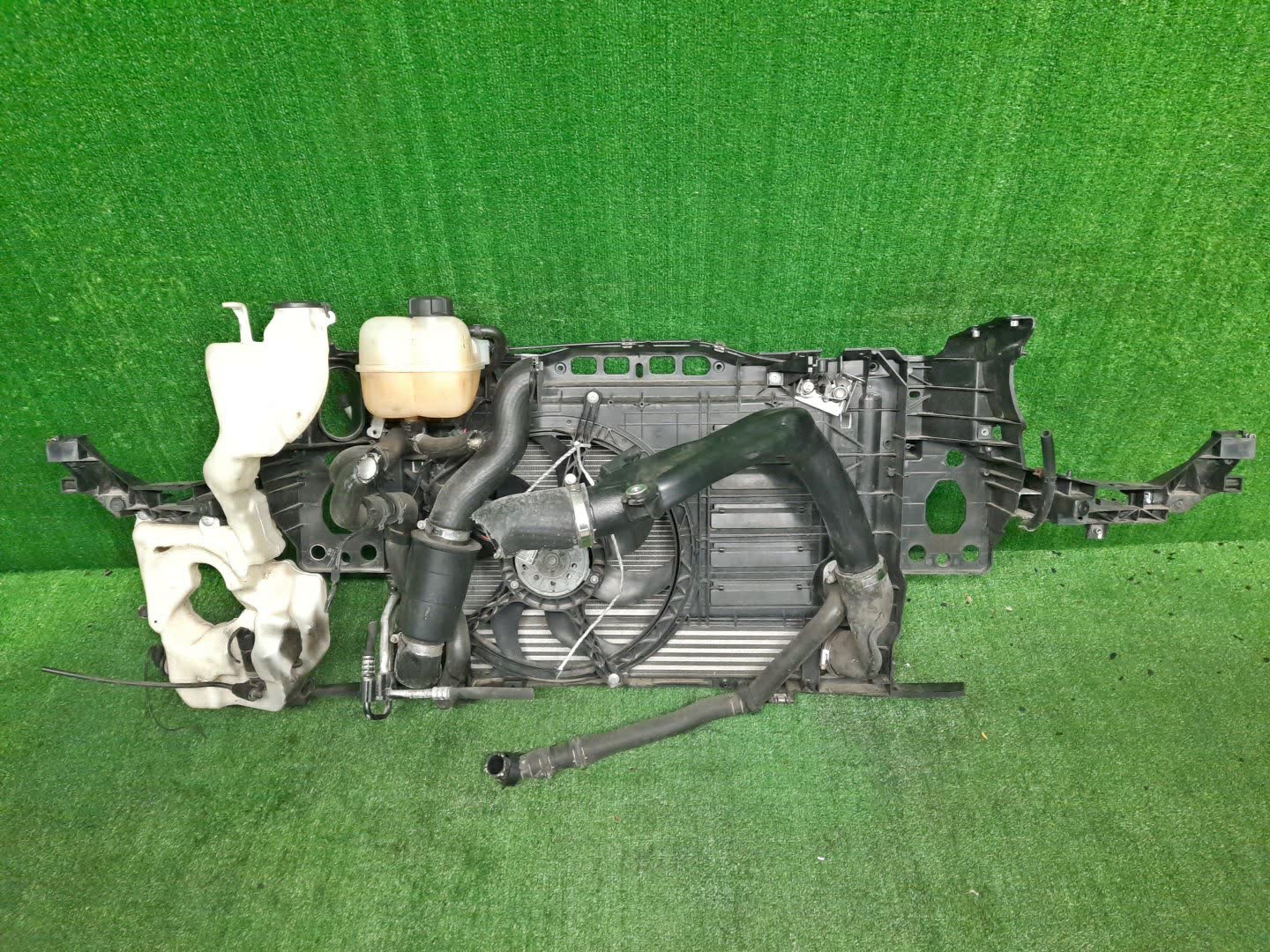 Рамка радиатора MINI HATCH R56 N14B16AB 0916 3 ракурс