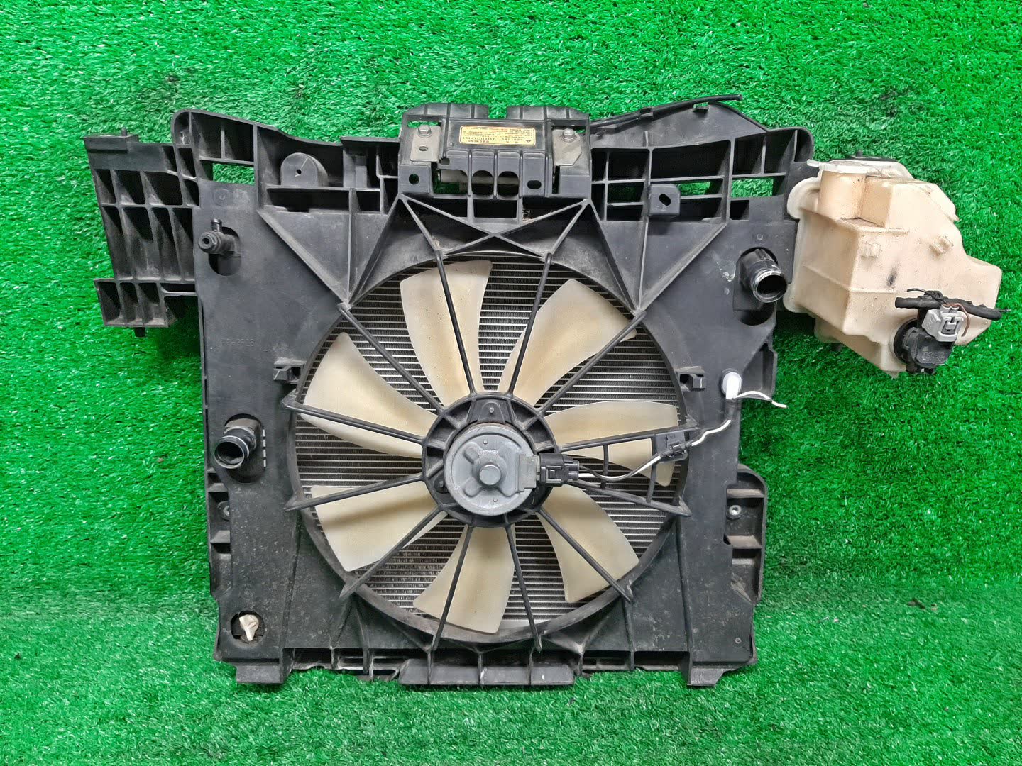 Рамка радиатора MITSUBISHI i HA1W 3B20 1628 2 ракурс