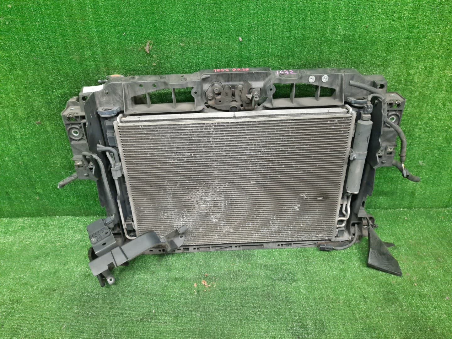 Рамка радиатора NISSAN ELGRAND E52 1632 1 ракурс
