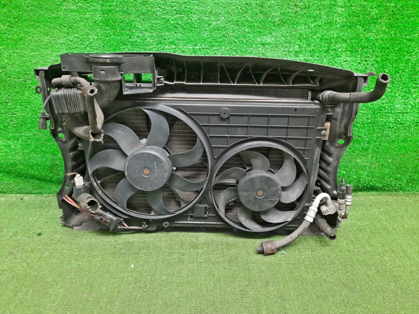 Рамка радиатора VOLKSWAGEN GOLF 5K1, MK6, AJ5 2 ракурс