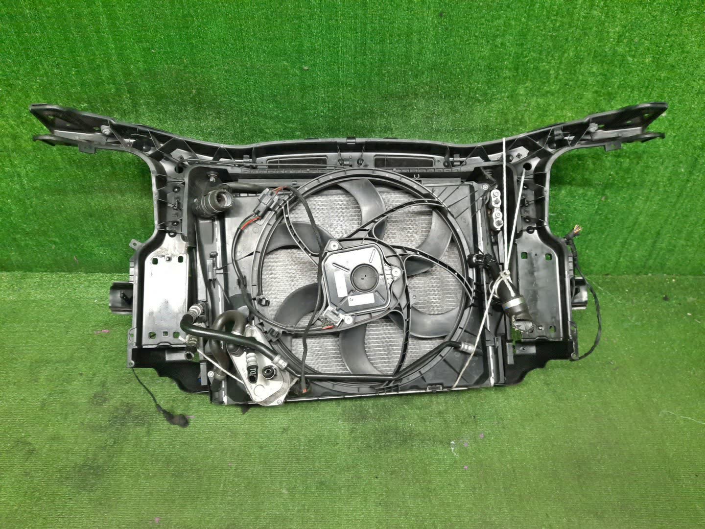 Рамка радиатора BMW X1 E84 3032 2 ракурс
