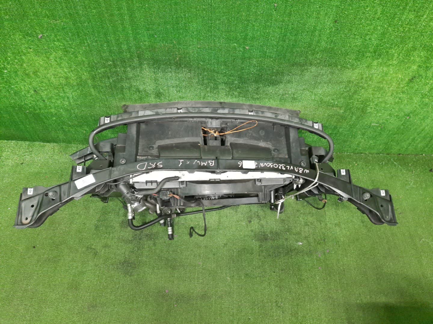 Рамка радиатора BMW X1 E84 3032 3 ракурс
