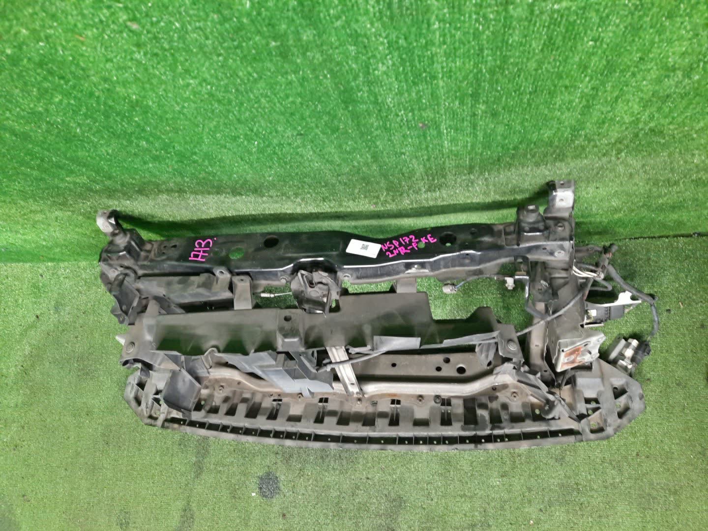 Рамка радиатора TOYOTA SIENTA NSP172G, NSP170G, NCP175G, NHP170G 2NR-FKE 1713 2 ракурс