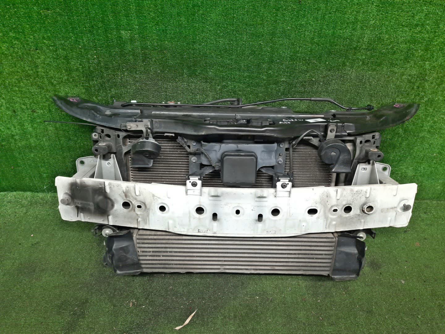 Рамка радиатора MAZDA ATENZA, 6 GJ5FW, GJEFW, GJ2FW SH-VPTR 1728 1 ракурс Рамка радиатора MAZDA ATENZA, 6 GJ5FW, GJEFW, GJ2FW SH-VPTR 1728 1 ракурс