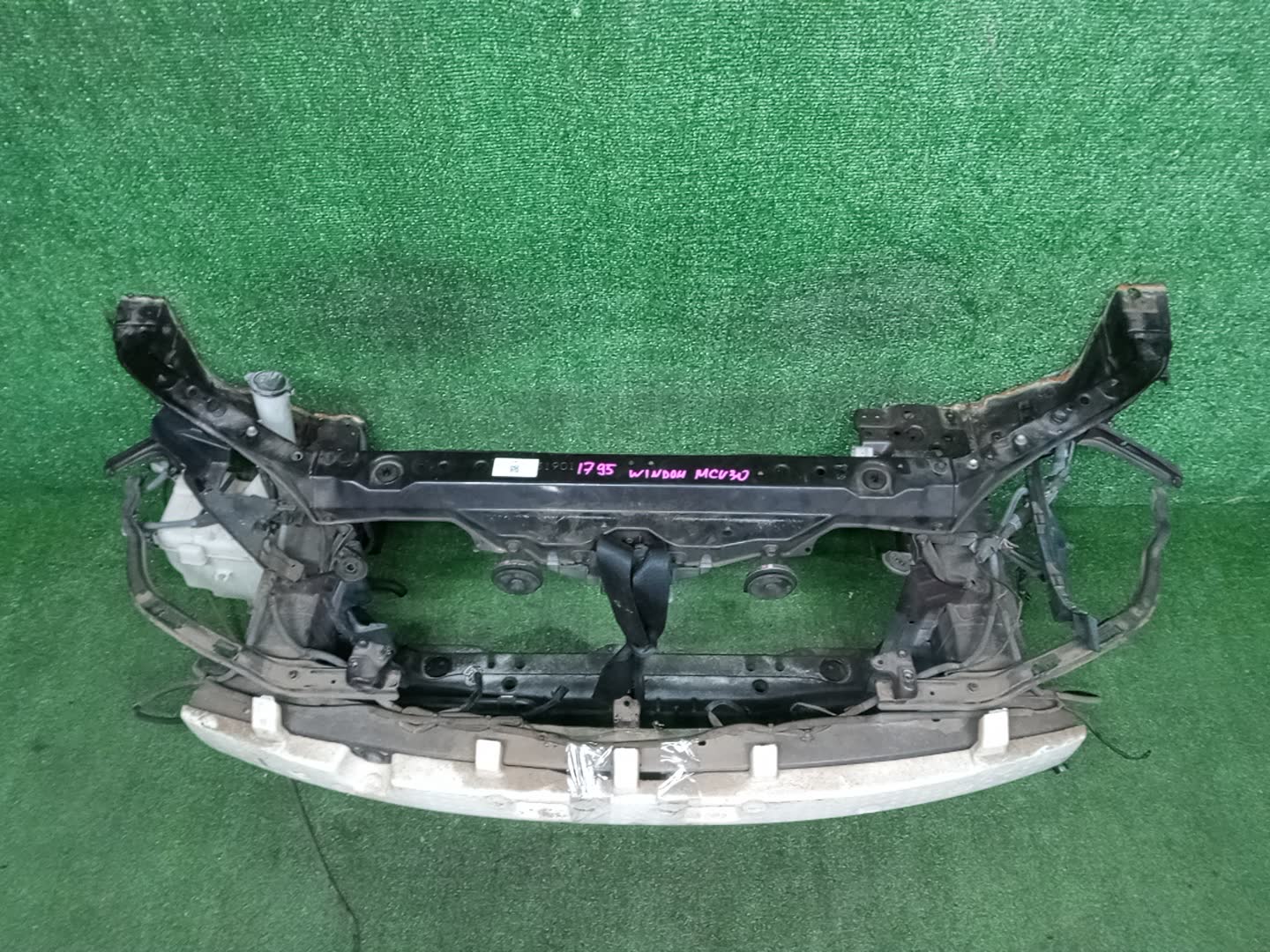 Рамка радиатора TOYOTA WINDOM MCV30 1MZ-FE 1795 2 ракурс Рамка радиатора TOYOTA WINDOM MCV30 1MZ-FE 1795 2 ракурс
