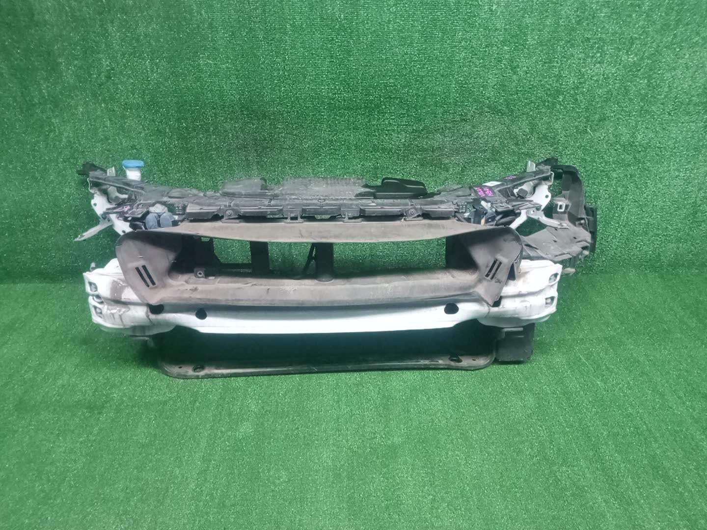 Рамка радиатора VOLVO V40 MV48 1818 1 ракурс