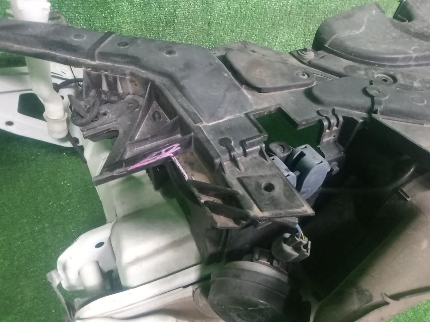 Рамка радиатора VOLVO V40 MV48 1818 2 ракурс
