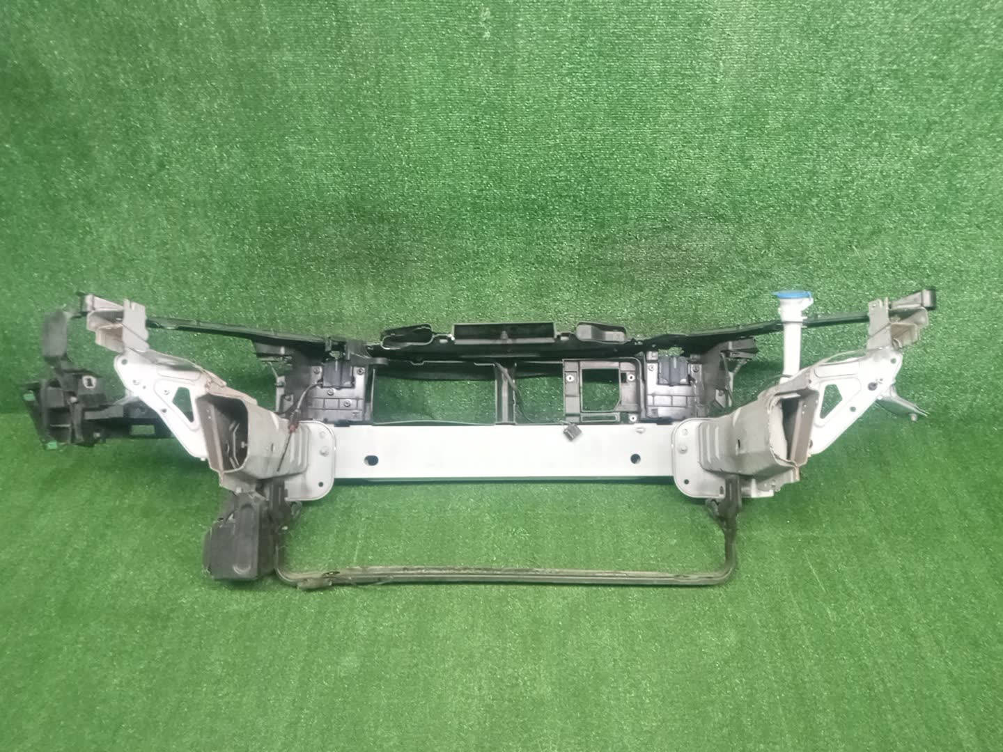 Рамка радиатора VOLVO V40 MV48 1818 3 ракурс