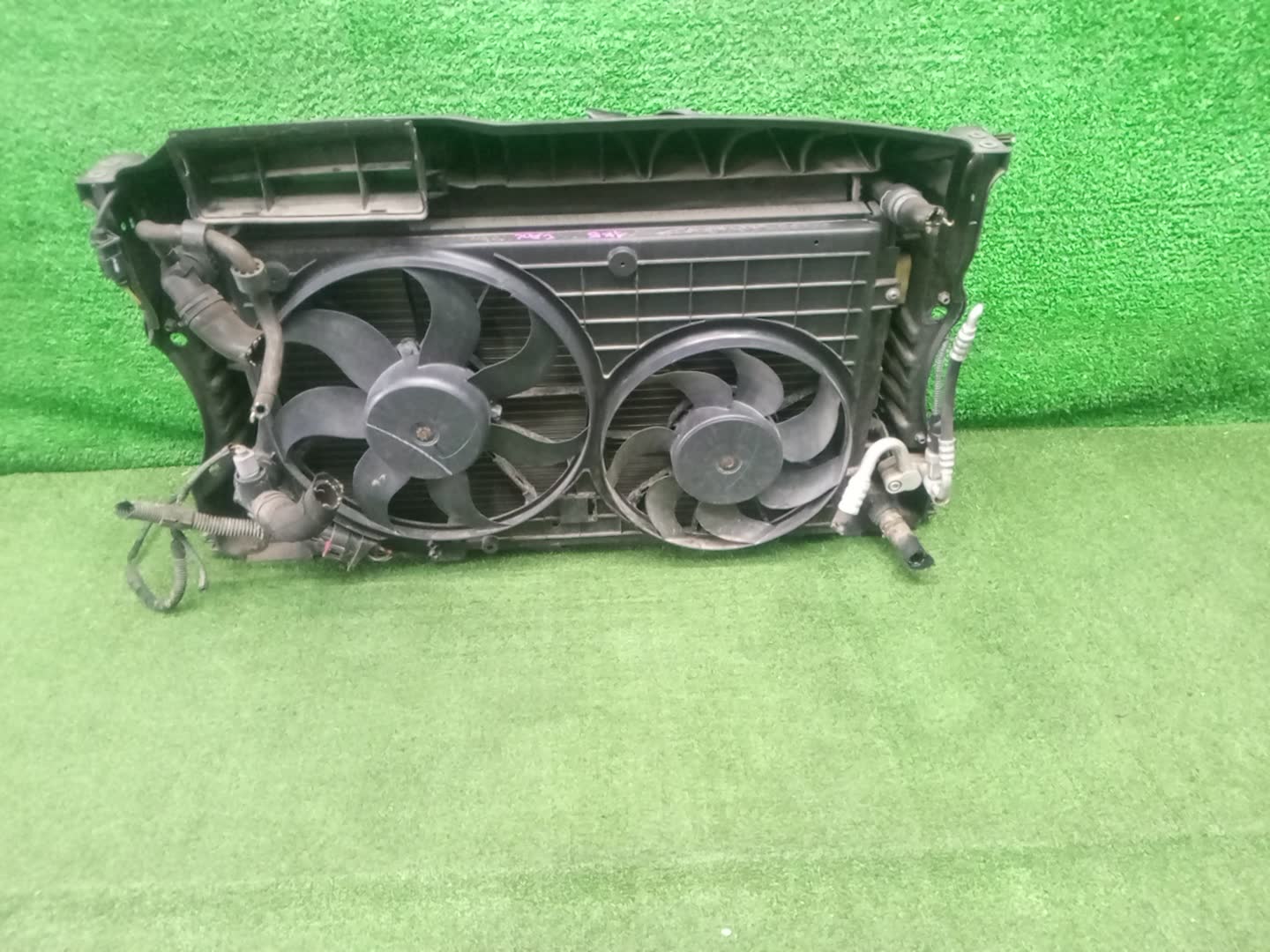 Рамка радиатора VOLKSWAGEN GOLF 5K1, MK6, AJ5 CAV 1842 2 ракурс