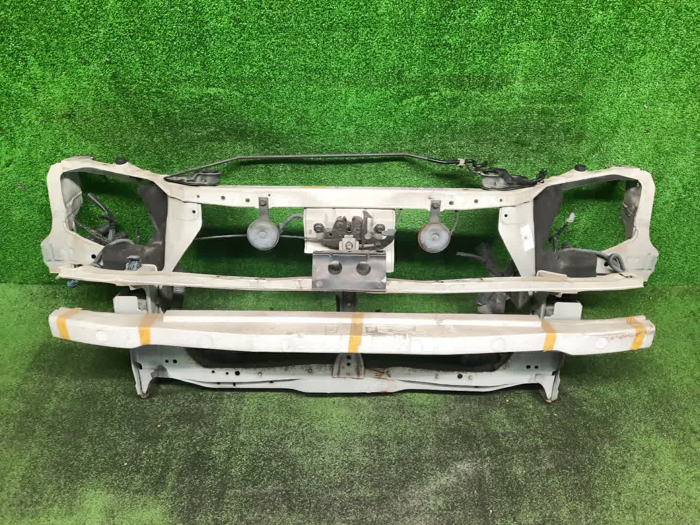 Рамка радиатора NISSAN TINO V10 SR20DE 0135 1 ракурс