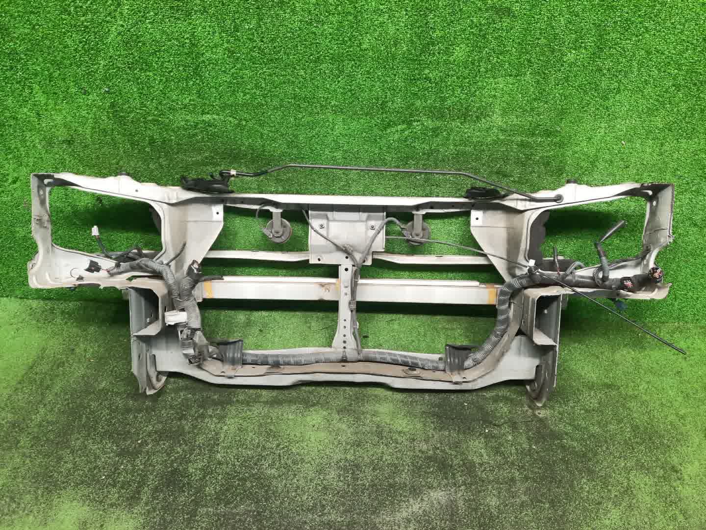 Рамка радиатора NISSAN TINO V10 SR20DE 0135 2 ракурс