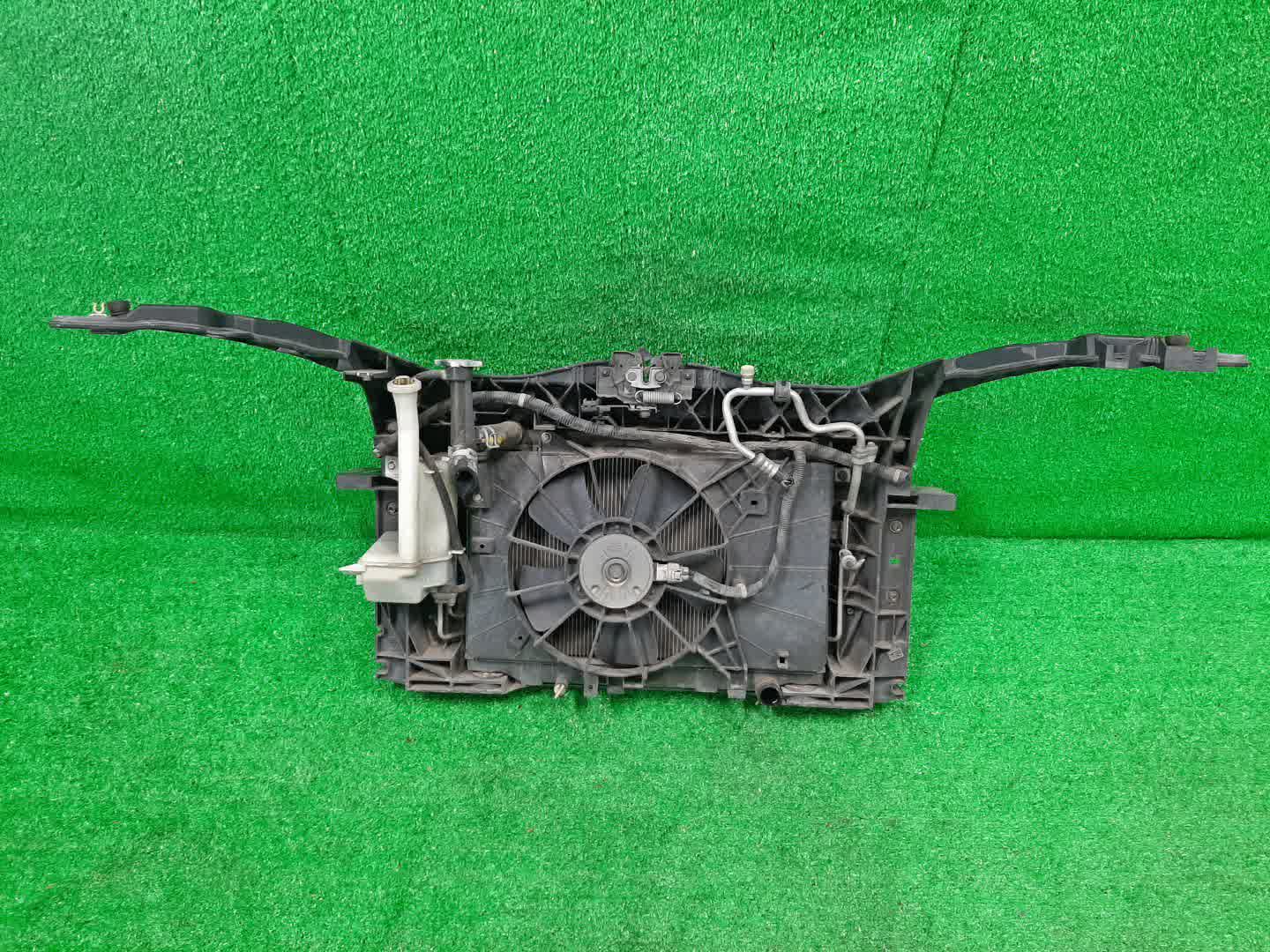 Рамка радиатора MAZDA DEMIO DY3W, DY5W, DY3R ZJ-VE 0151 2 ракурс