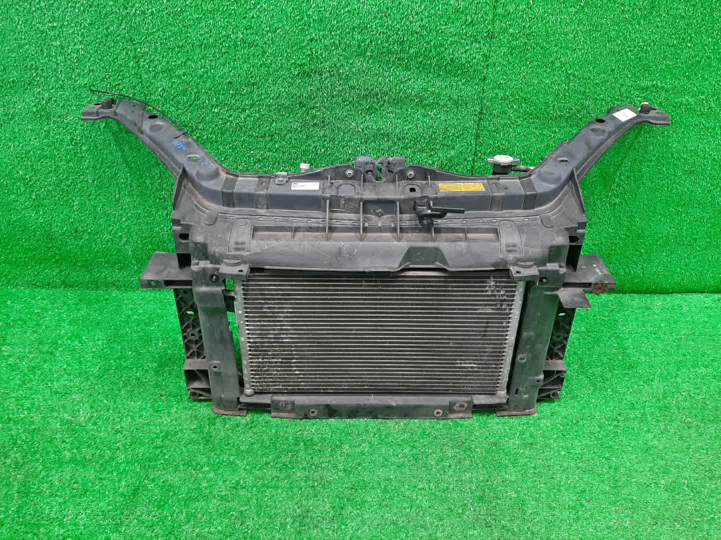 Рамка радиатора MAZDA DEMIO DY3W, DY5W, DY3R ZJ-VE 0153 1 ракурс Рамка радиатора MAZDA DEMIO DY3W, DY5W, DY3R ZJ-VE 0153 1 ракурс