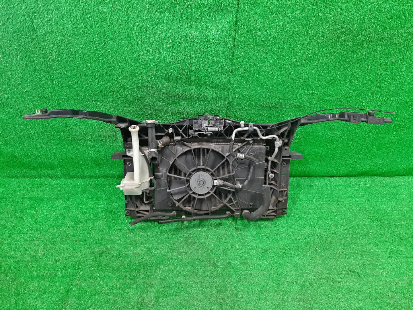 Рамка радиатора MAZDA DEMIO DY3W, DY5W, DY3R ZJ-VE 0153 2 ракурс