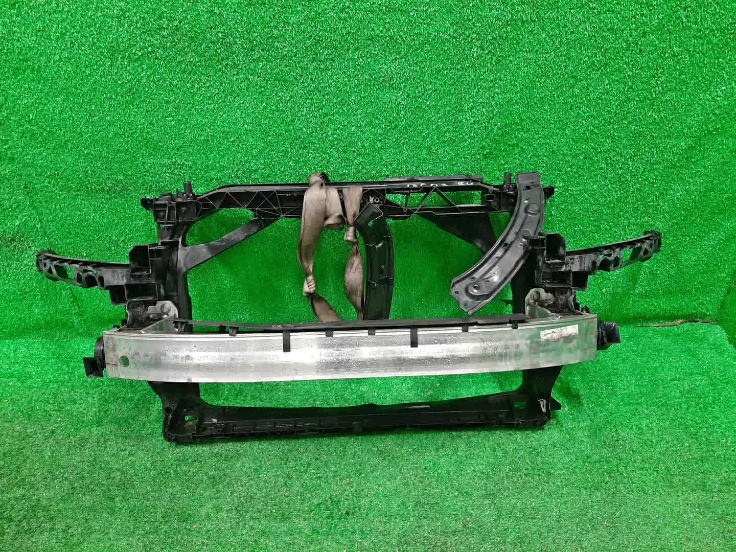 Рамка радиатора AUDI Q3 8UB 0172 1 ракурс
