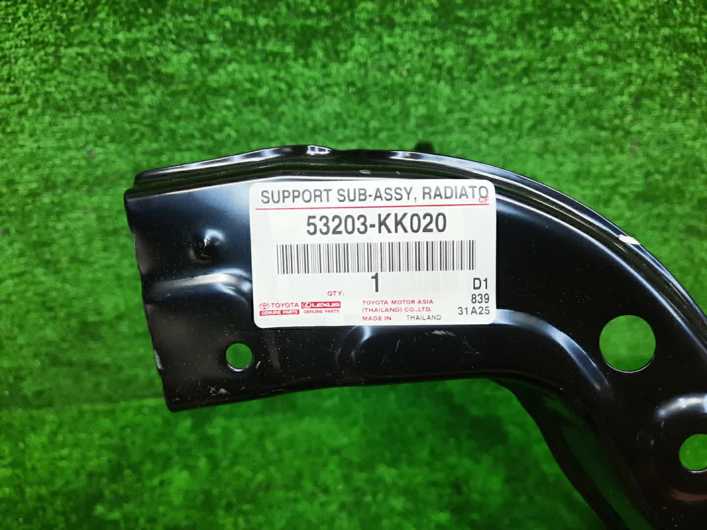 Рамка радиатора левая передняя TOYOTA HILUX GUN125 53203-KK020 3 ракурс