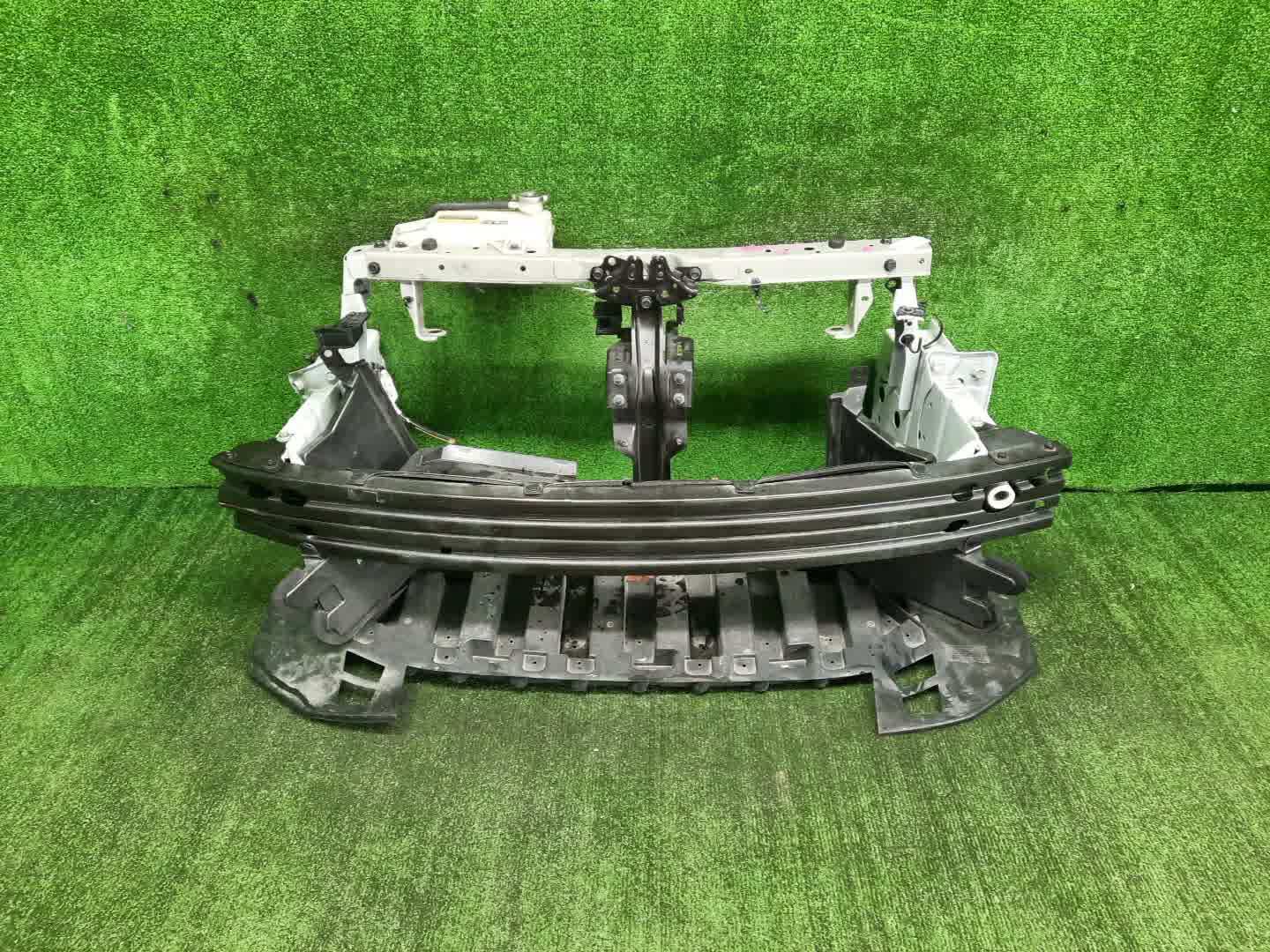 Рамка радиатора NISSAN LEAF ZE1 EM57 0286 1 ракурс Рамка радиатора NISSAN LEAF ZE1 EM57 0286 1 ракурс