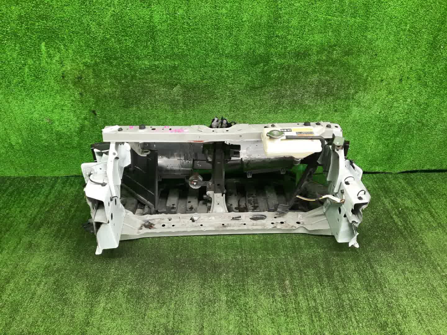 Рамка радиатора NISSAN LEAF ZE1 EM57 0286 4 ракурс Рамка радиатора NISSAN LEAF ZE1 EM57 0286 4 ракурс