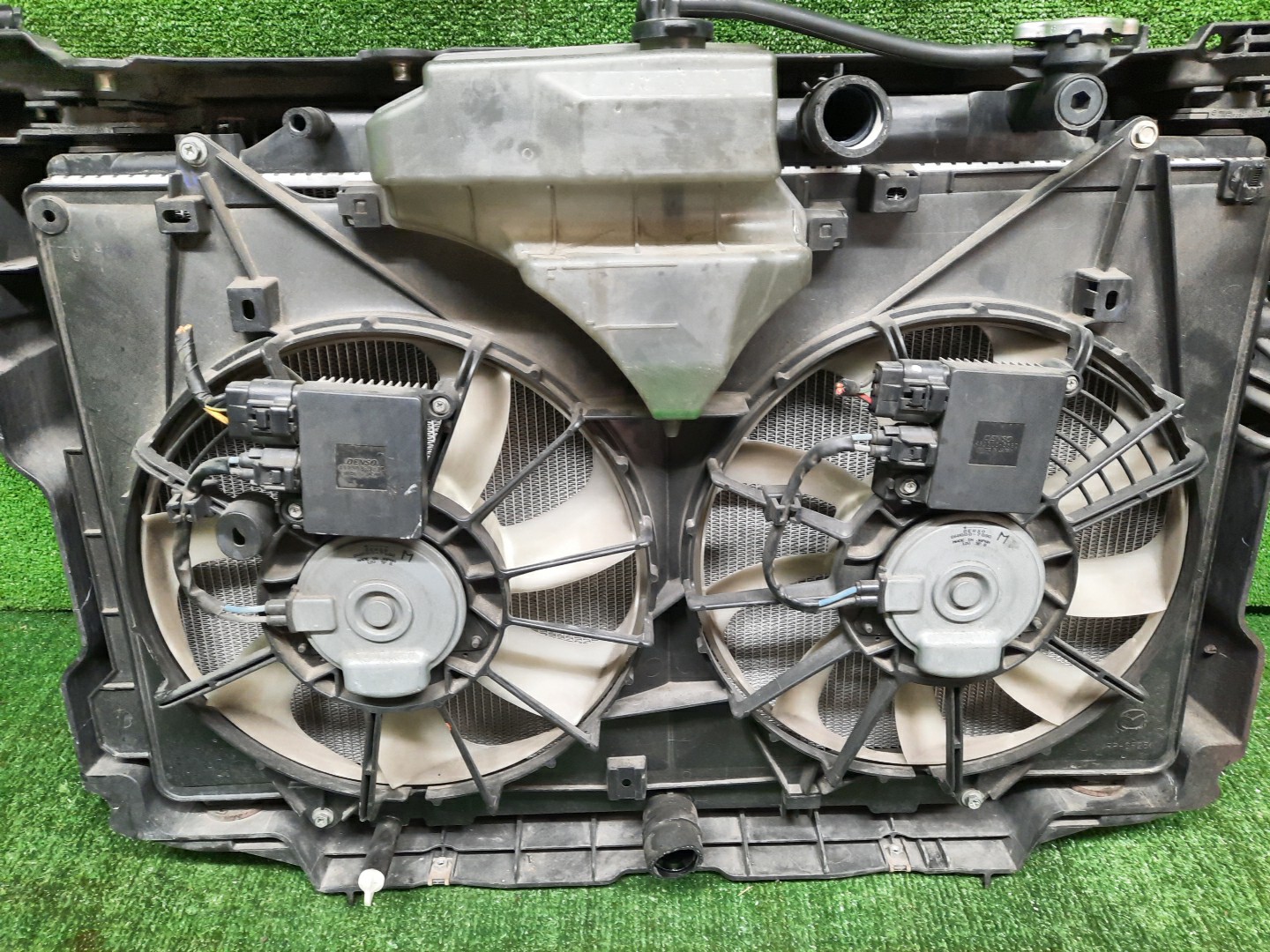Рамка радиатора MAZDA CX-5 KE5AW, KE5FW, KEEAW, KEEFW, KE2AW, KE2FW SH-VPTS 0307 3 ракурс