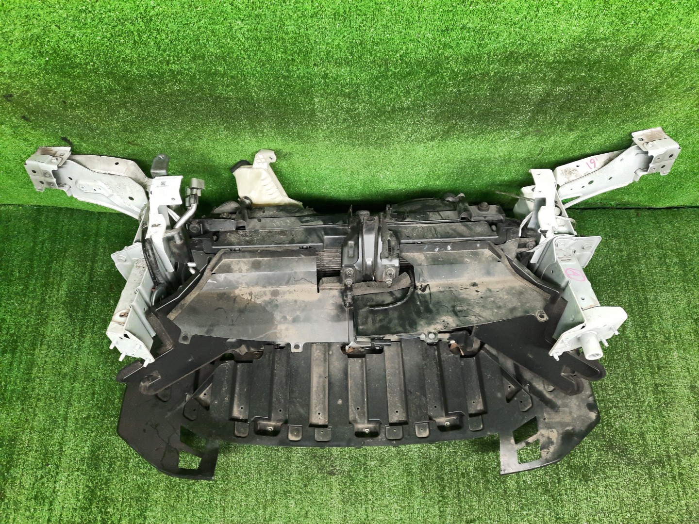 Рамка радиатора NISSAN LEAF ZE1 EM57 0310 2 ракурс Рамка радиатора NISSAN LEAF ZE1 EM57 0310 2 ракурс