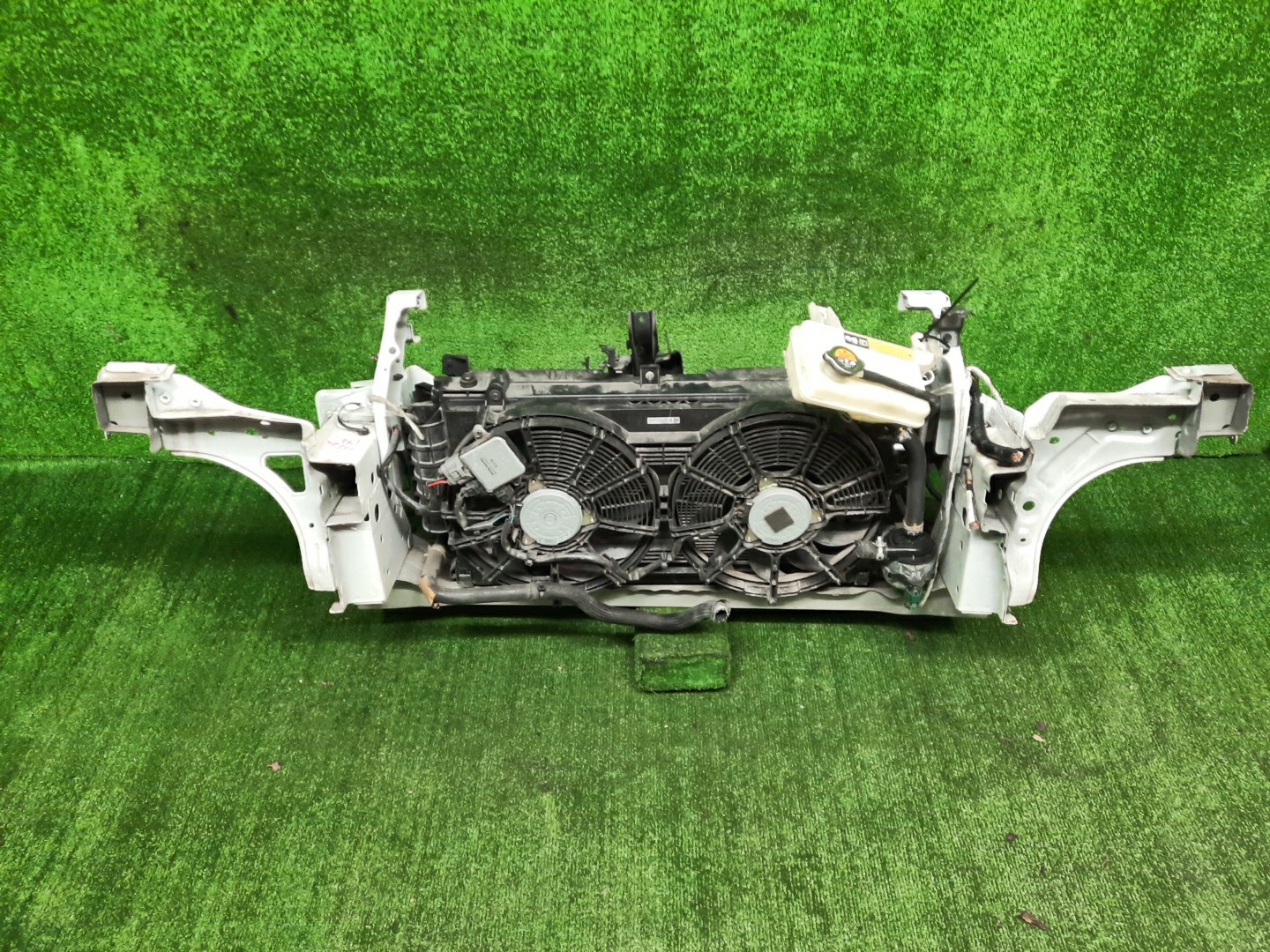 Рамка радиатора NISSAN LEAF ZE1 EM57 0310 3 ракурс Рамка радиатора NISSAN LEAF ZE1 EM57 0310 3 ракурс