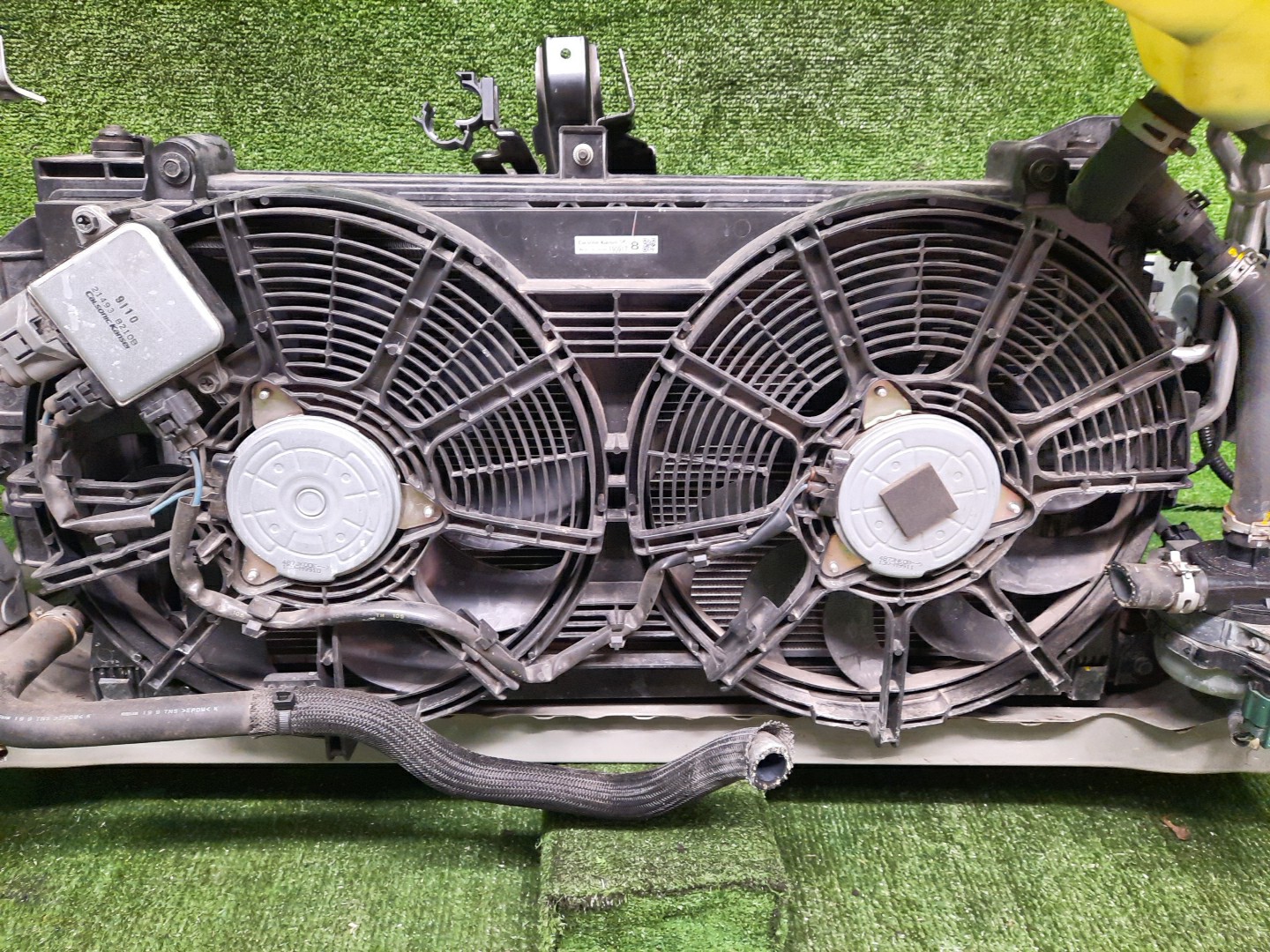 Рамка радиатора NISSAN LEAF ZE1 EM57 0310 4 ракурс