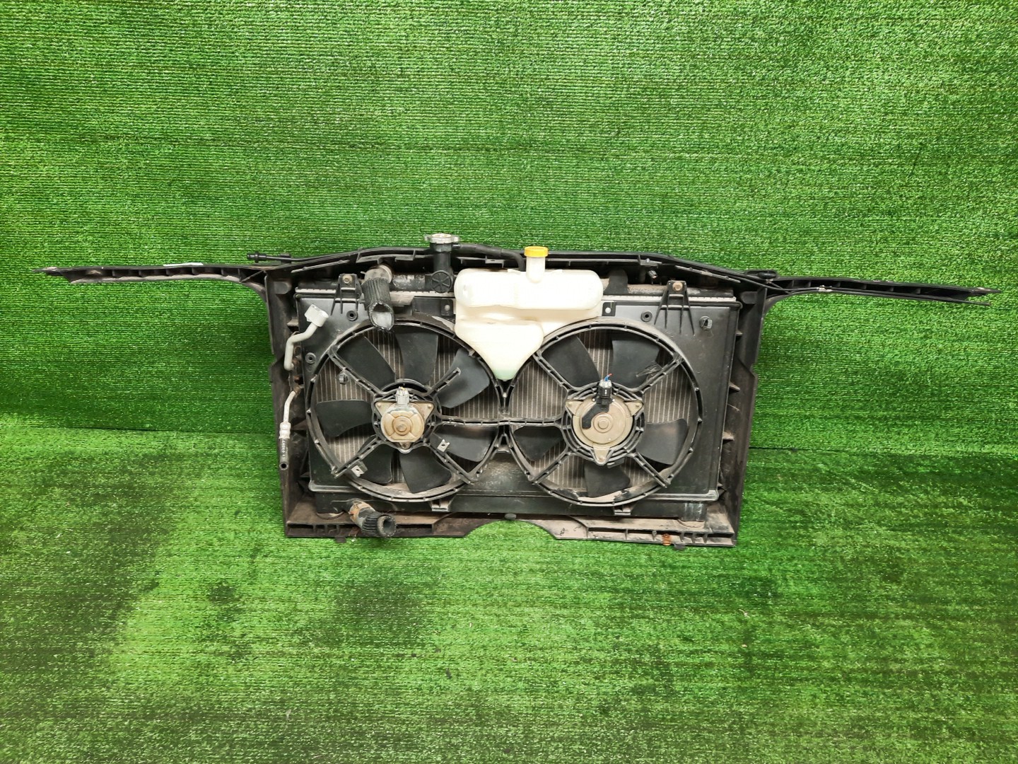 Рамка радиатора MAZDA ATENZA, MAZDA 6 GG3S, GY3W, GYEW, GGEP, GGES, GG3P, GY, GG L3-VE 0333 2 ракурс