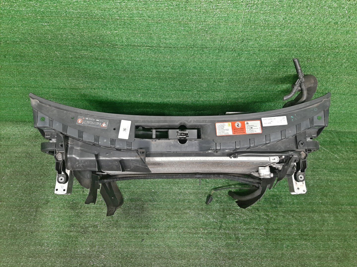 Рамка радиатора AUDI A6 C6, 4F5, 4F2 0356 3 ракурс Рамка радиатора AUDI A6 C6, 4F5, 4F2 0356 3 ракурс