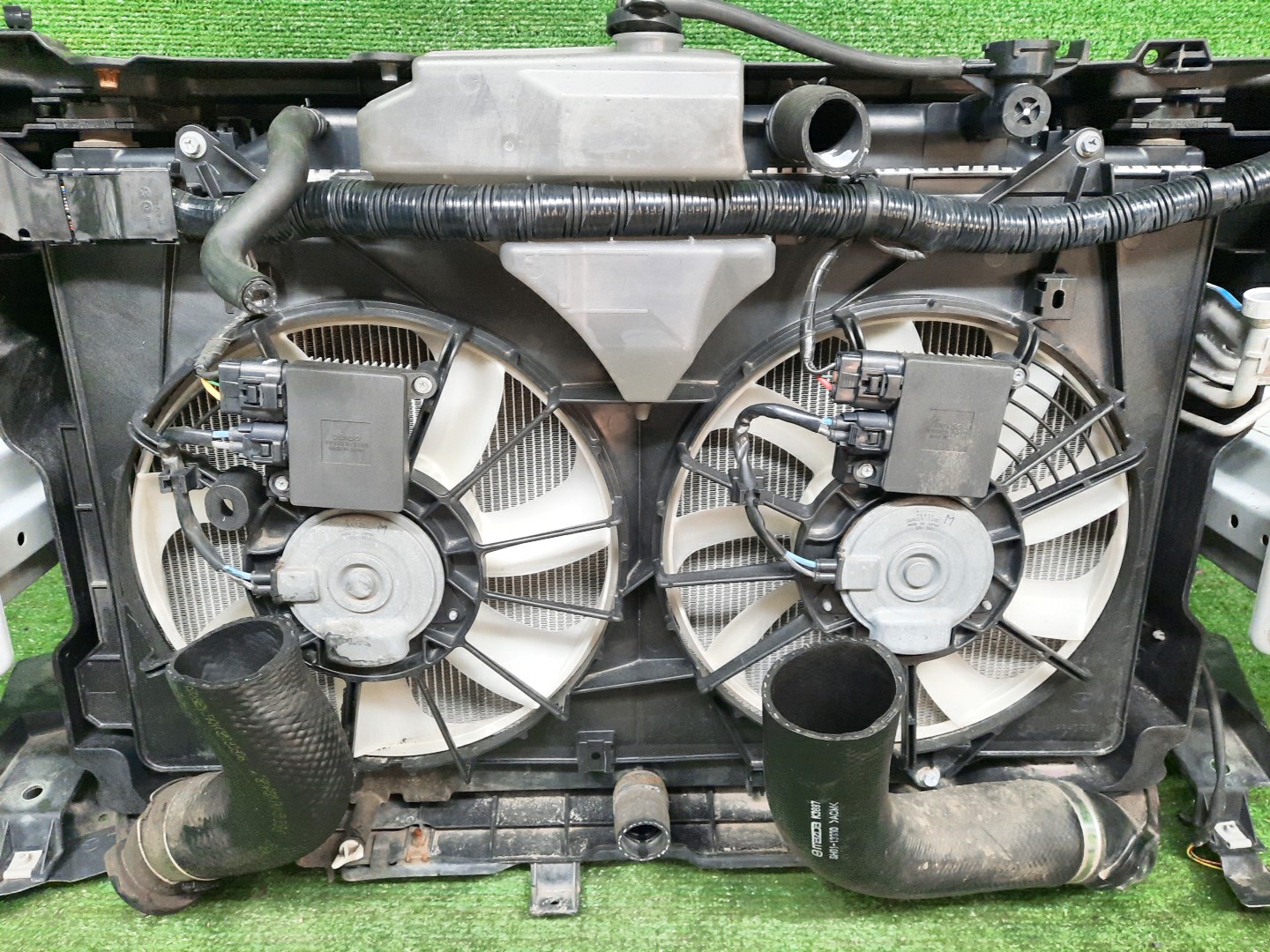 Рамка радиатора MAZDA CX-5 KE5AW, KE5FW, KEEAW, KEEFW, KE2AW, KE2FW SH-VPTS 0375 3 ракурс