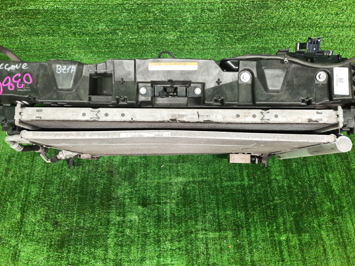 Рамка радиатора RENAULT MEGANE KZ0G M4R 0386 2 ракурс Рамка радиатора RENAULT MEGANE KZ0G M4R 0386 2 ракурс