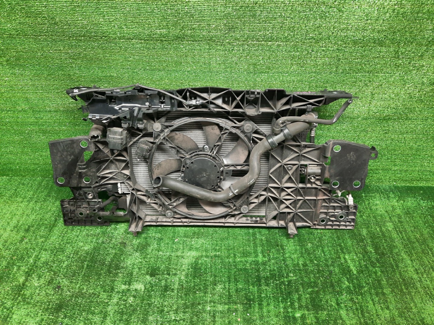 Рамка радиатора RENAULT MEGANE KZ0G M4R 0386 3 ракурс Рамка радиатора RENAULT MEGANE KZ0G M4R 0386 3 ракурс